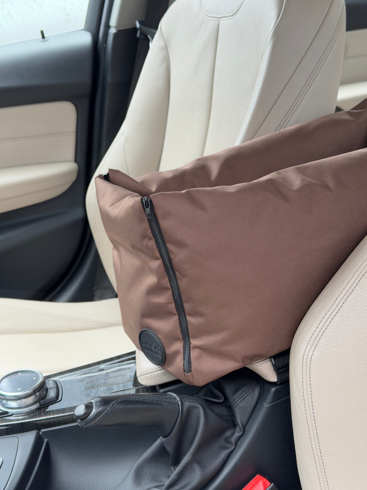 Armrest car seat for dog — Chocolate