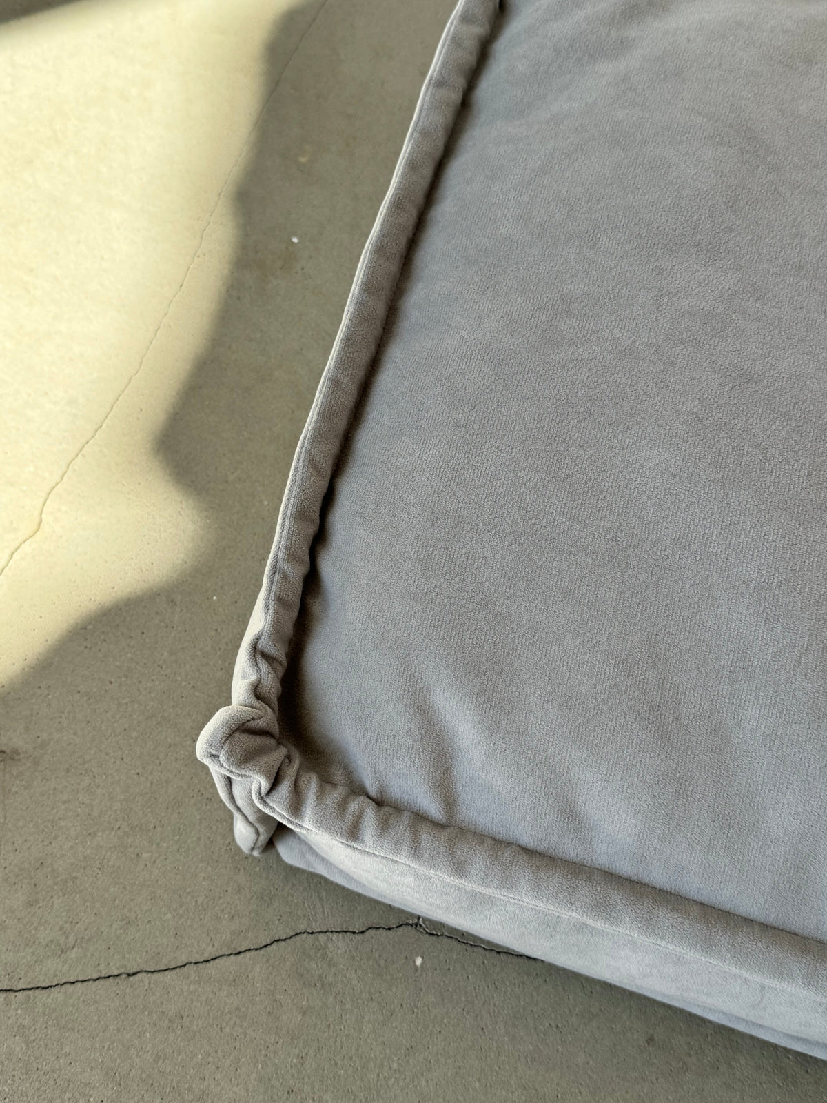 Світло сірий